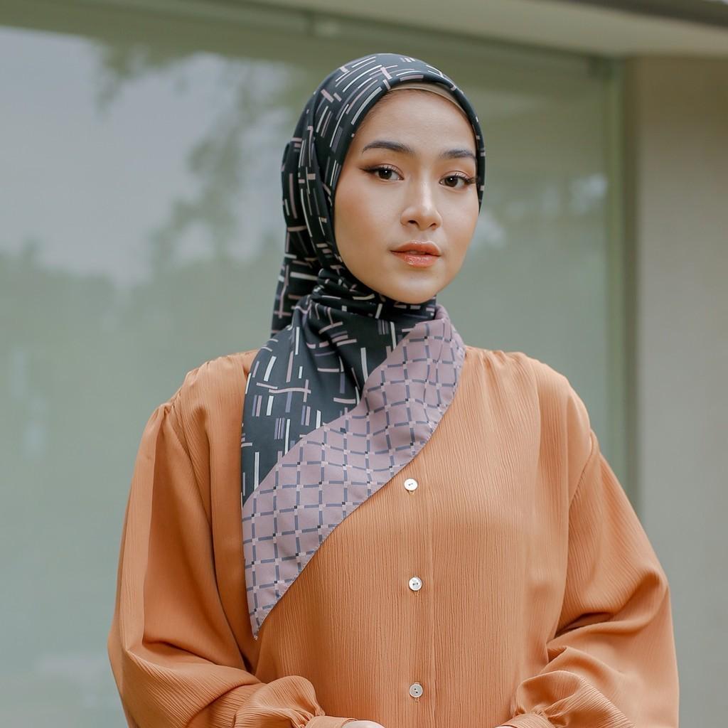 Zoya Zevina Scarf Kerudung Hijab Segiempat Motif With Box Bahan Voal Ukuran 110x110