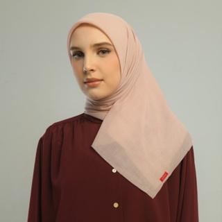 Kamalia Plain Scarf Hijab Segiempat Polos Bahan Paris Olive Ukuran 110 x 110 Muslim Square