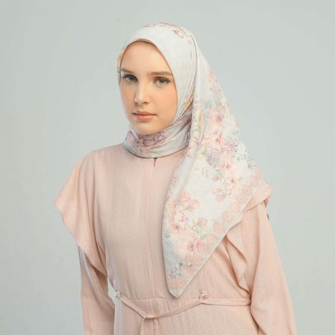 Zoya QAIMA Scarf - Kerudung Hijab Segiempat Motif With Box- Bahan Voal - Ukuran 110x110