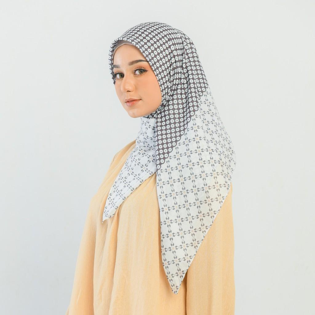 Zoya KANIRA Scarf Kerudung Hijab Segiempat Motif With Box Bahan Voal Ukuran 110x110