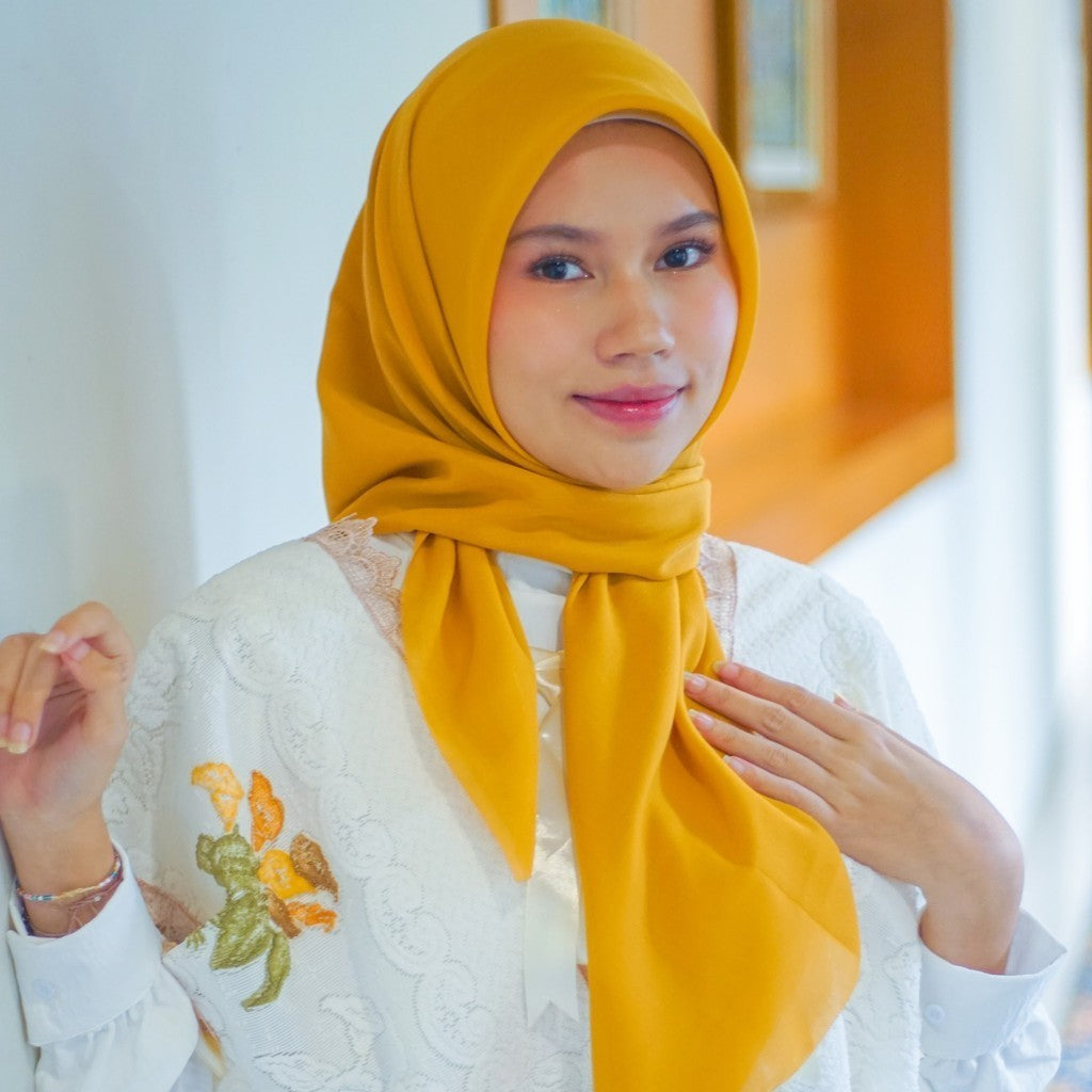 [Minor Defect] Zoya Kamalia Plain Scarf - Hijab Segiempat Polos - Bahan Paris Ukuran 110 x 110 (Zoya X Affiliate)
